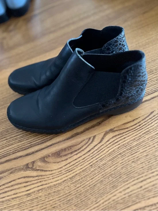 Rieker Black Leather Shoes / Booties Embossed Heel Design - Picture 2 of 7